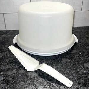 FREE Tupperware cake server with purchase of cake keeper. 11x6. Excellent cond